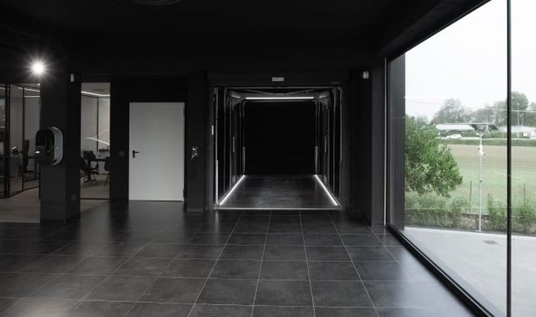 Autolift in Autodealer showroom in Vicenza, Italië